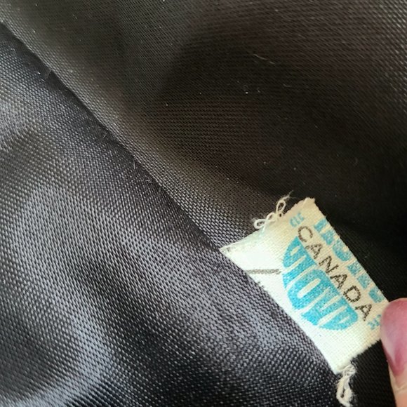 Classic style pure virgin wool black coat with  white mink collar. - Picture 9 of 14